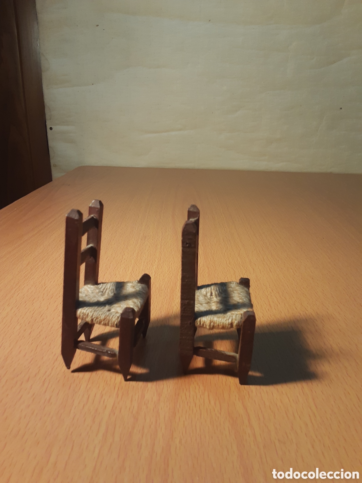 Casas de mu&ntilde;ecas: Dos sillas de madera - Foto 3