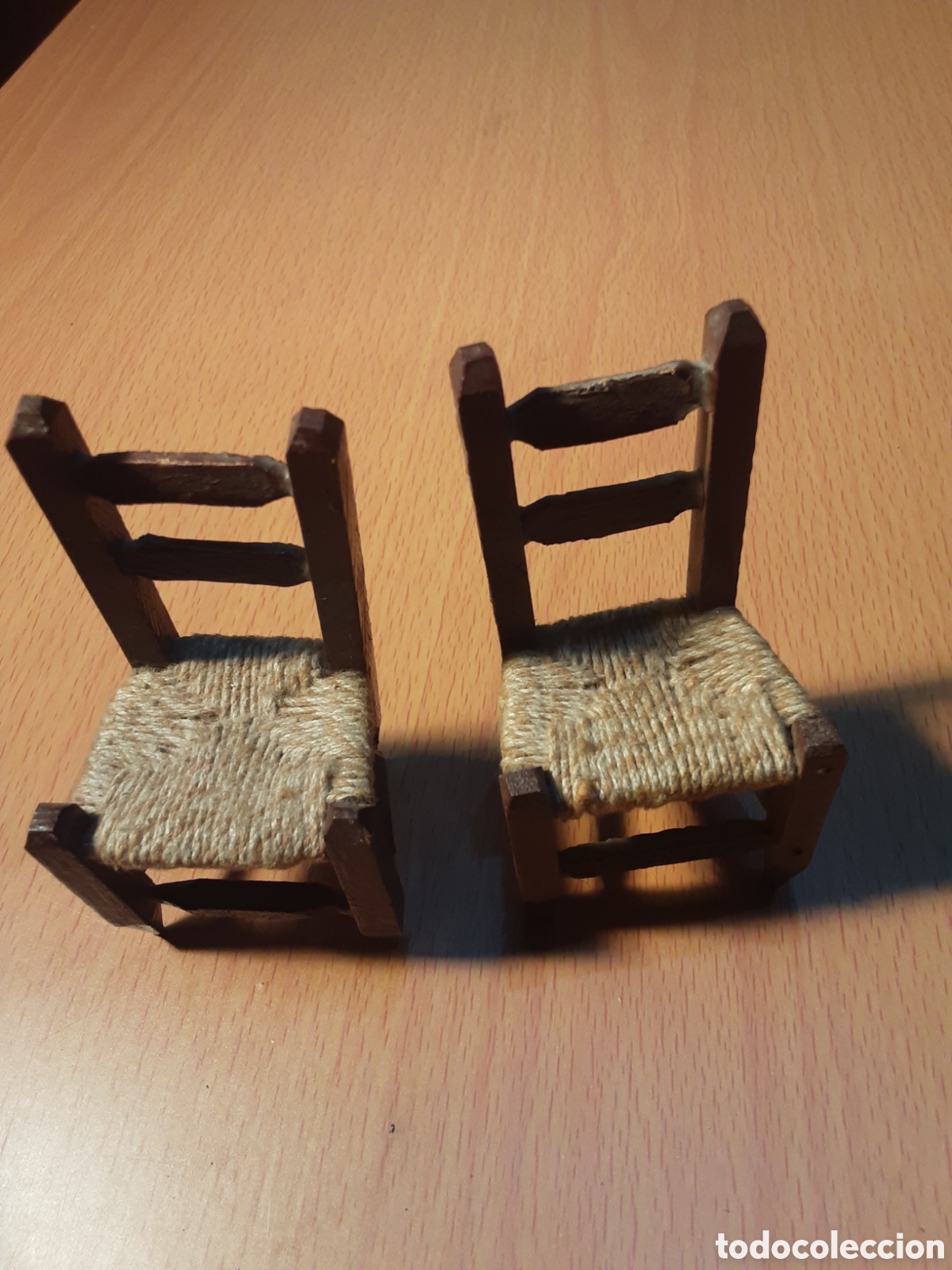 Casas de mu&ntilde;ecas: Dos sillas de madera - Foto 4