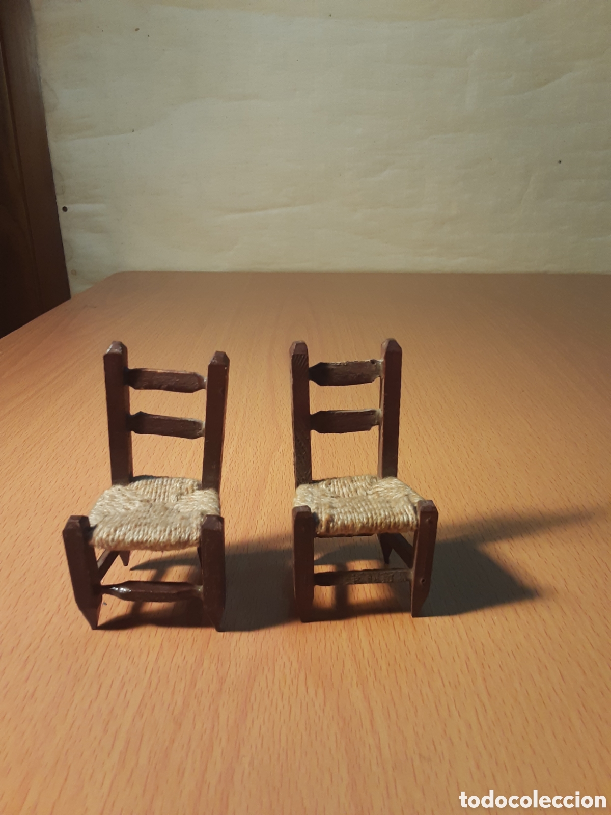 Casas de mu&ntilde;ecas: Dos sillas de madera - Foto 1