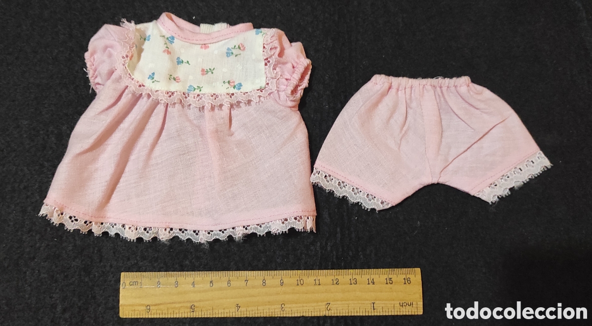 Casas de mu&ntilde;ecas: Vestido y pantal&oacute;n de mu&ntilde;eca - Foto 1