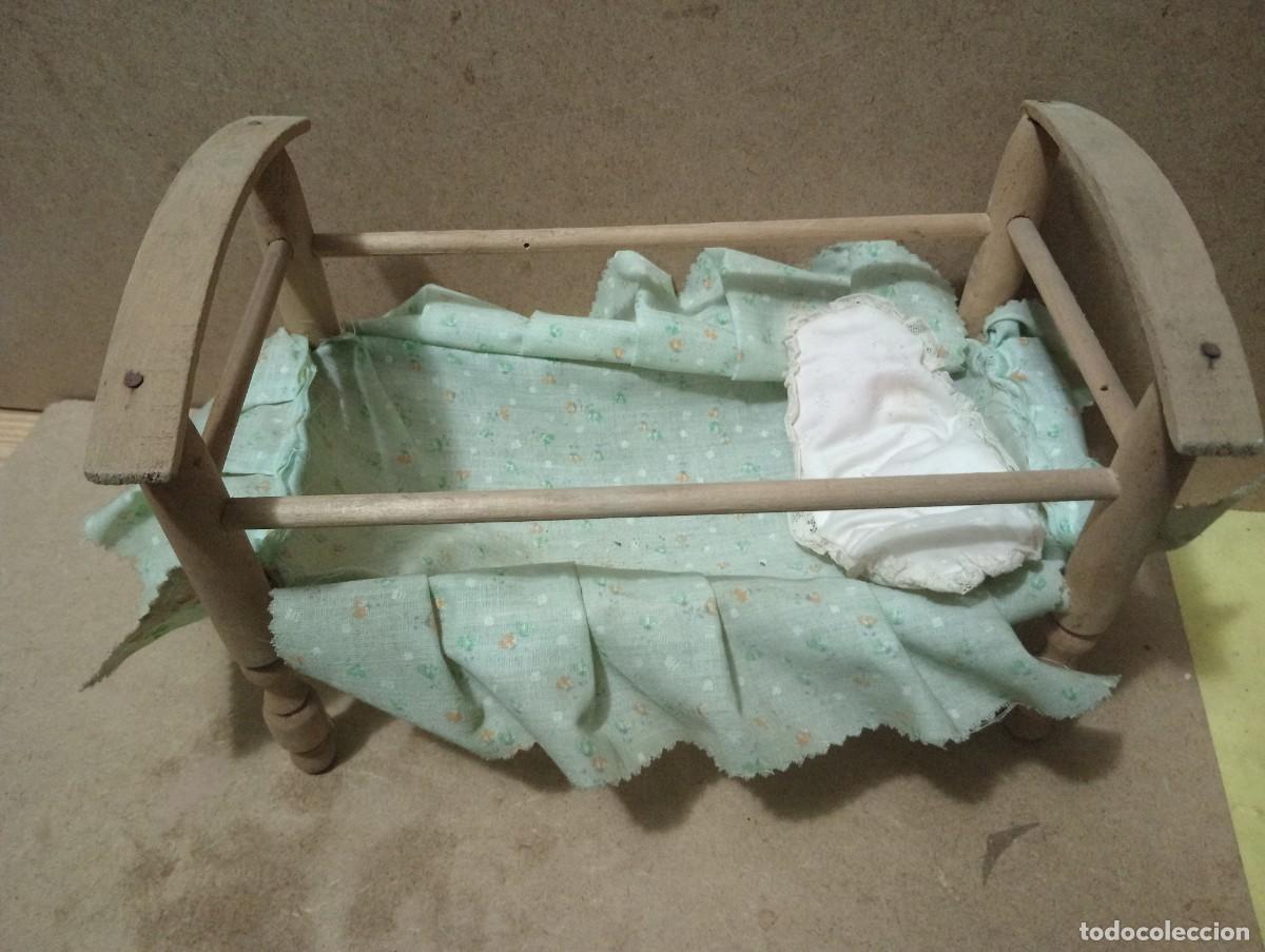 Casas de mu&ntilde;ecas: Antigua cama de madera con colcha para mu&ntilde;eca - Foto 3
