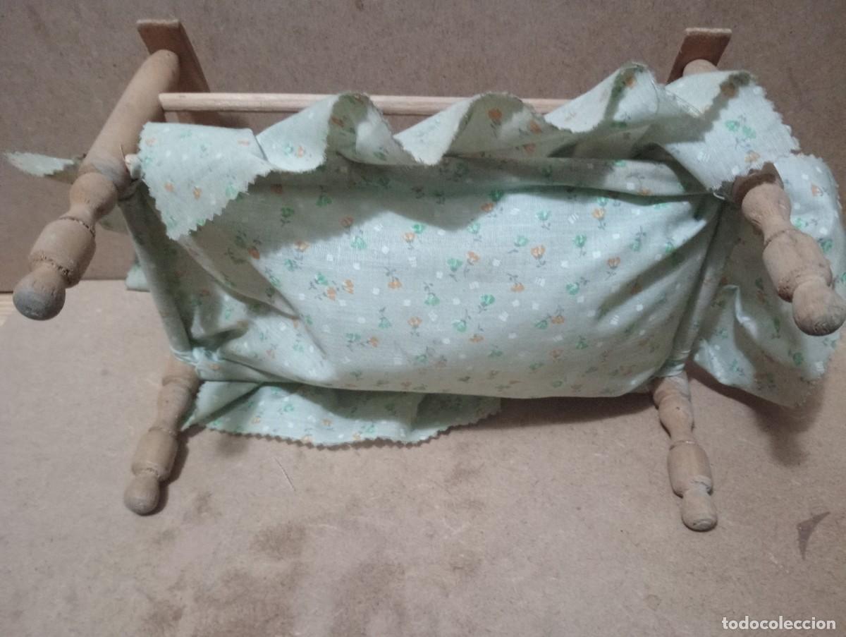 Casas de mu&ntilde;ecas: Antigua cama de madera con colcha para mu&ntilde;eca - Foto 5