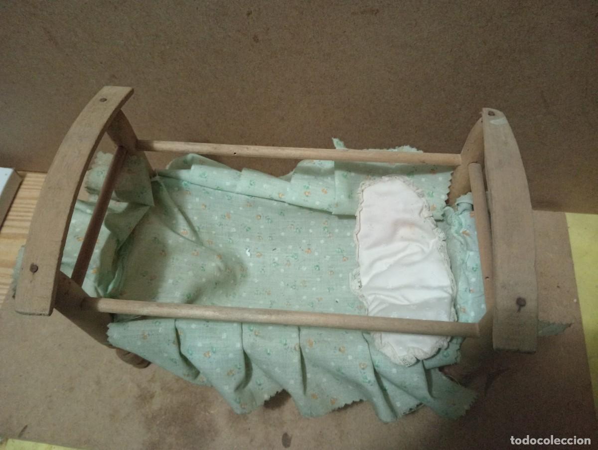 Casas de mu&ntilde;ecas: Antigua cama de madera con colcha para mu&ntilde;eca - Foto 6