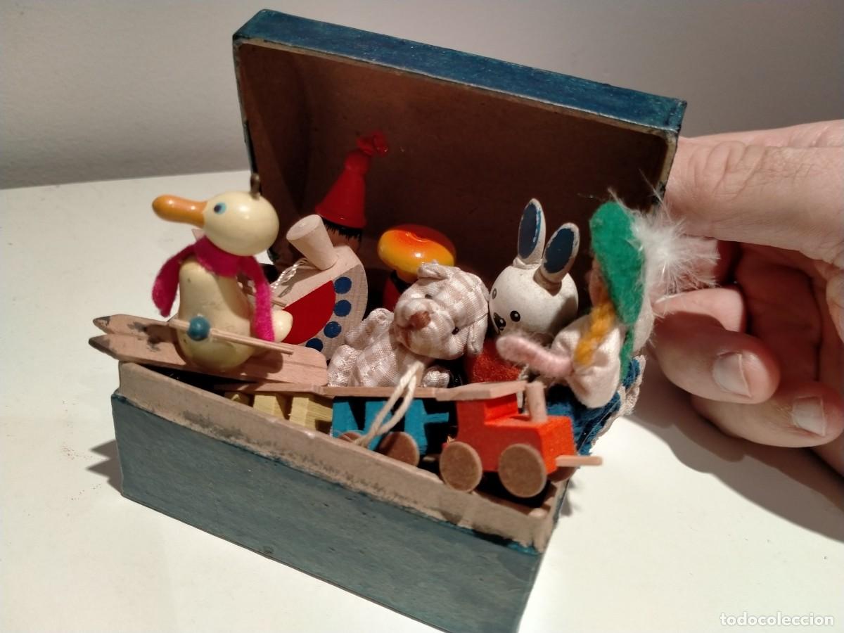 Casas de mu&ntilde;ecas: Ba&uacute;l de papel mach&eacute; con micro juguetes de madera y trapo - Foto 1