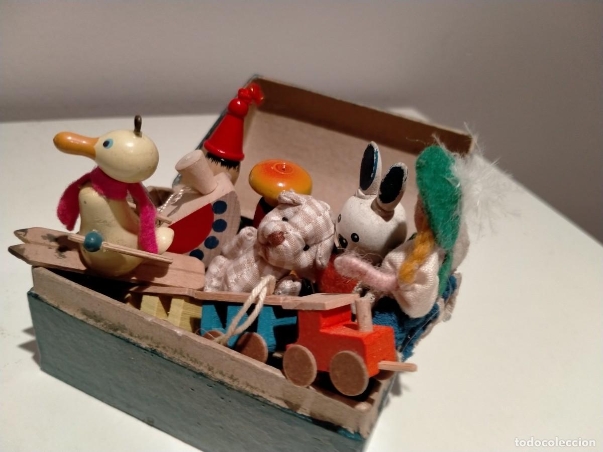 Casas de mu&ntilde;ecas: Ba&uacute;l de papel mach&eacute; con micro juguetes de madera y trapo - Foto 5