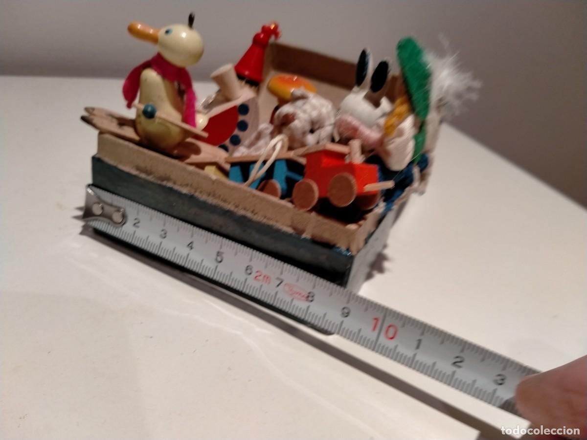 Casas de mu&ntilde;ecas: Ba&uacute;l de papel mach&eacute; con micro juguetes de madera y trapo - Foto 6