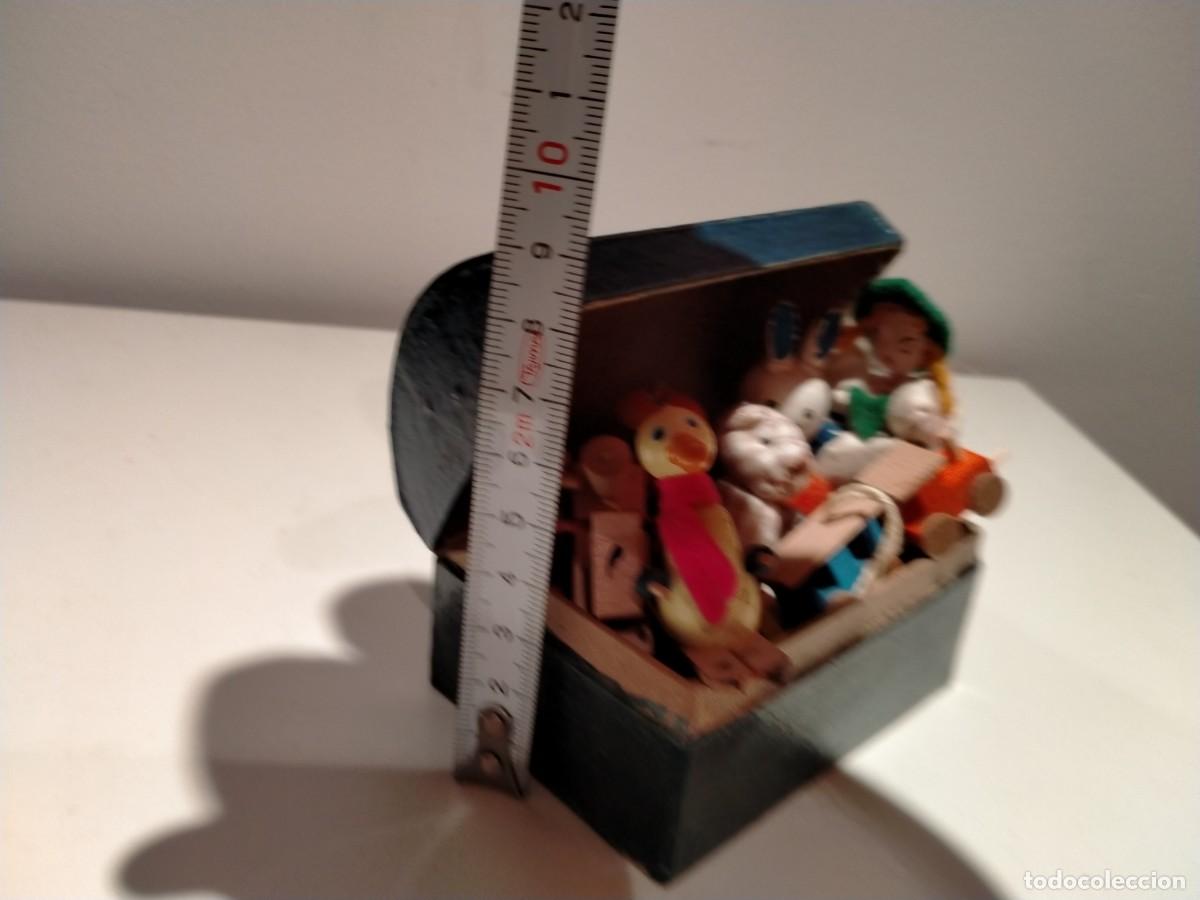 Casas de mu&ntilde;ecas: Ba&uacute;l de papel mach&eacute; con micro juguetes de madera y trapo - Foto 7