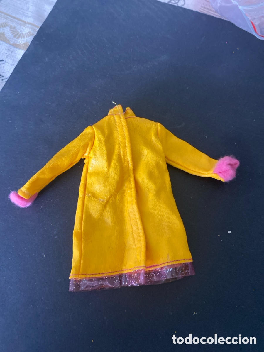 Casas de mu&ntilde;ecas: Chubasquero amarillo Barbie - Foto 2