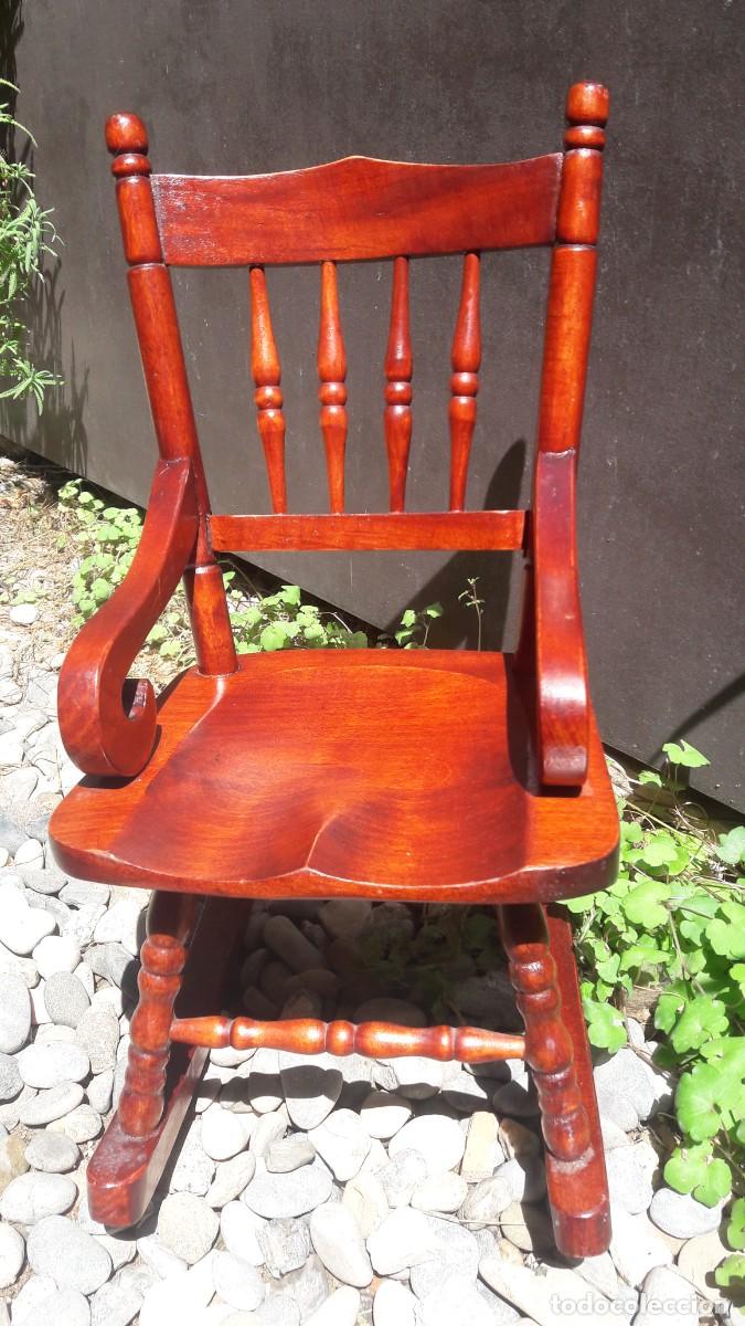 Casas de mu&ntilde;ecas: Mecedora de madera para mu&ntilde;ecas vintage - Foto 1