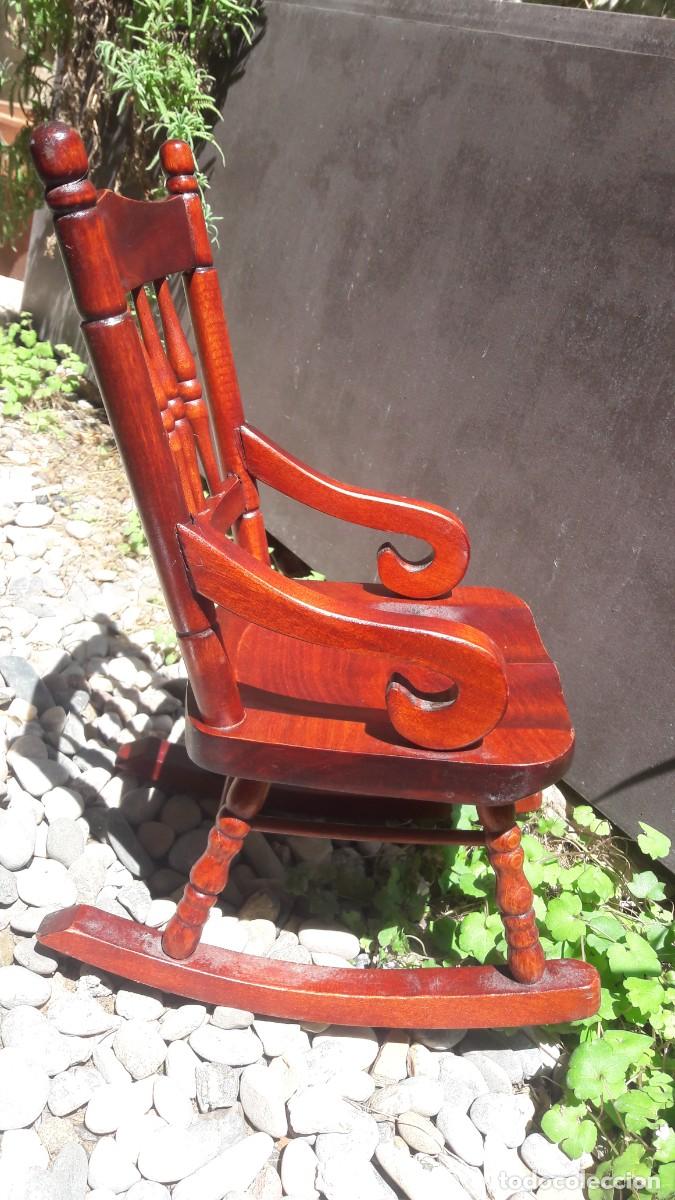 Casas de mu&ntilde;ecas: Mecedora de madera para mu&ntilde;ecas vintage - Foto 2