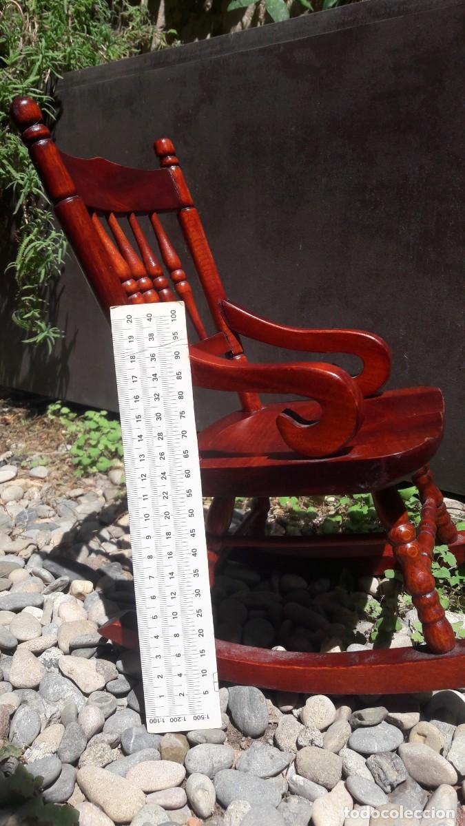 Casas de mu&ntilde;ecas: Mecedora de madera para mu&ntilde;ecas vintage - Foto 3