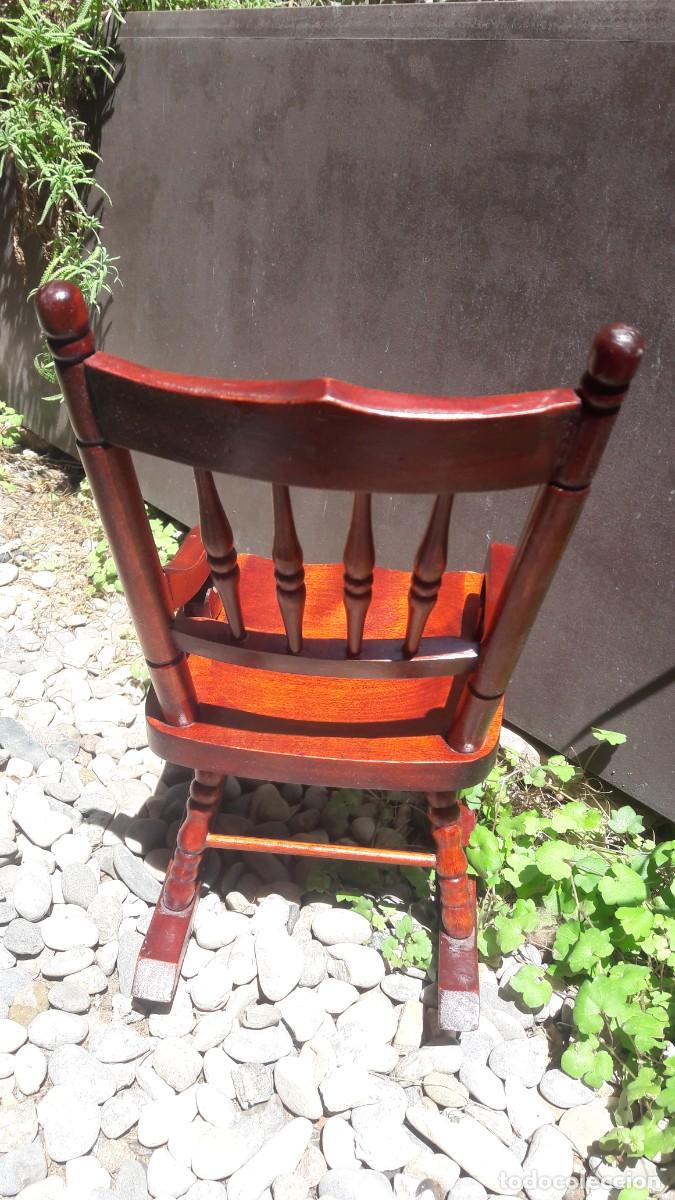 Casas de mu&ntilde;ecas: Mecedora de madera para mu&ntilde;ecas vintage - Foto 4