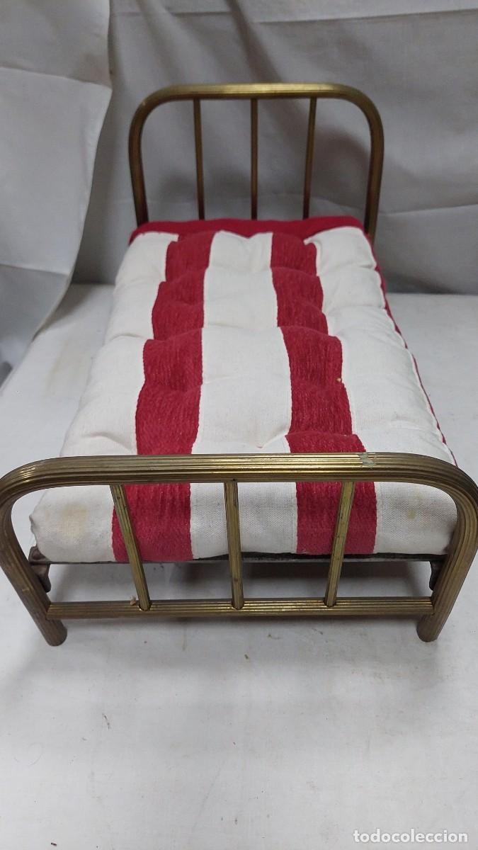 Casas de mu&ntilde;ecas: Antigua cama de mu&ntilde;eca - Foto 1