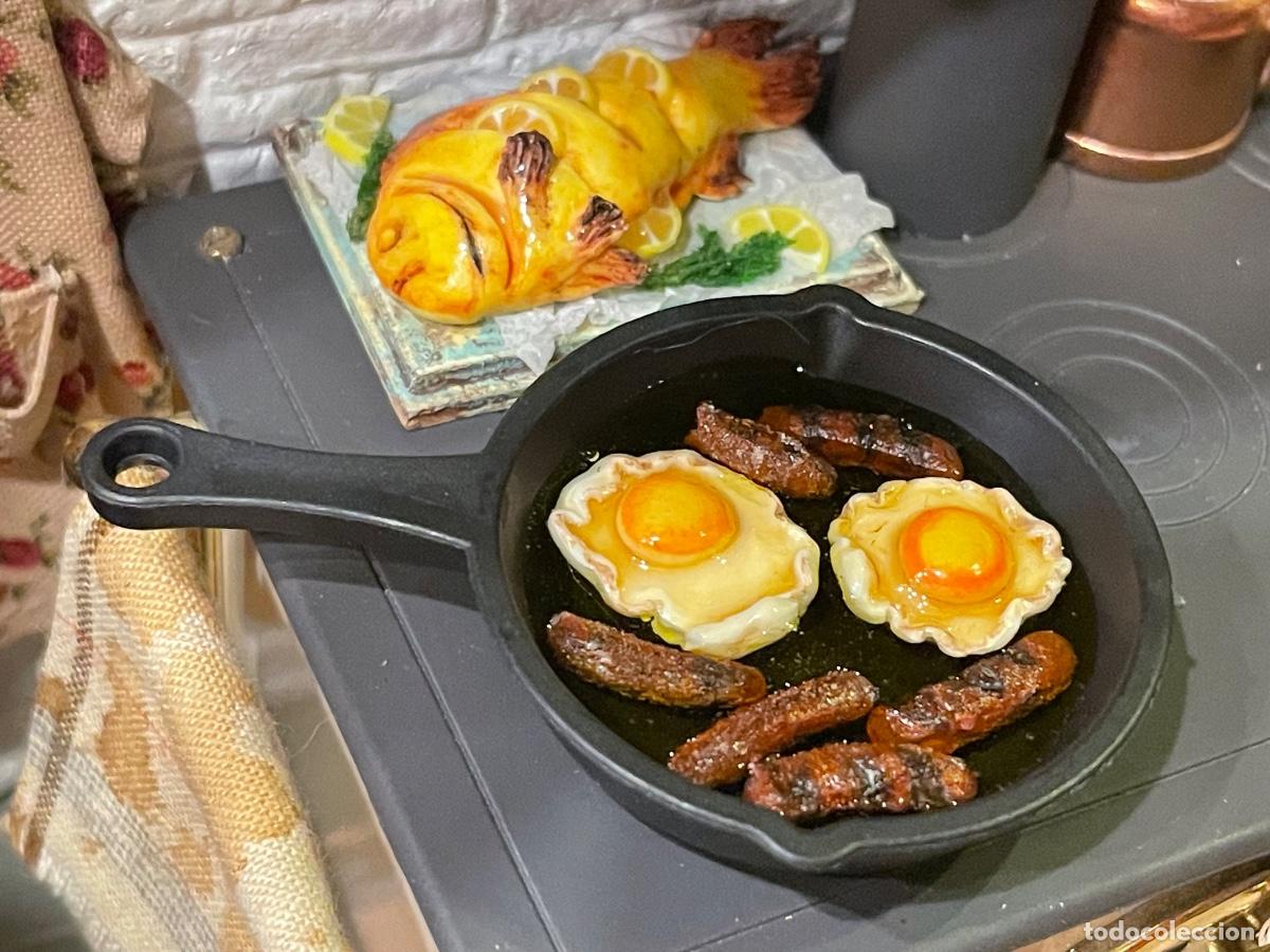 Casas de muñecas: Huevos fritos con salchichas en sartén miniatura casa de muñecas