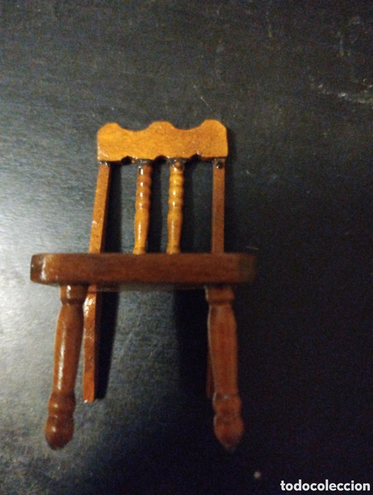 Casas de mu&ntilde;ecas: Silla de madera en miniatura para casa de mu&ntilde;ecas. 6cm - Foto 2