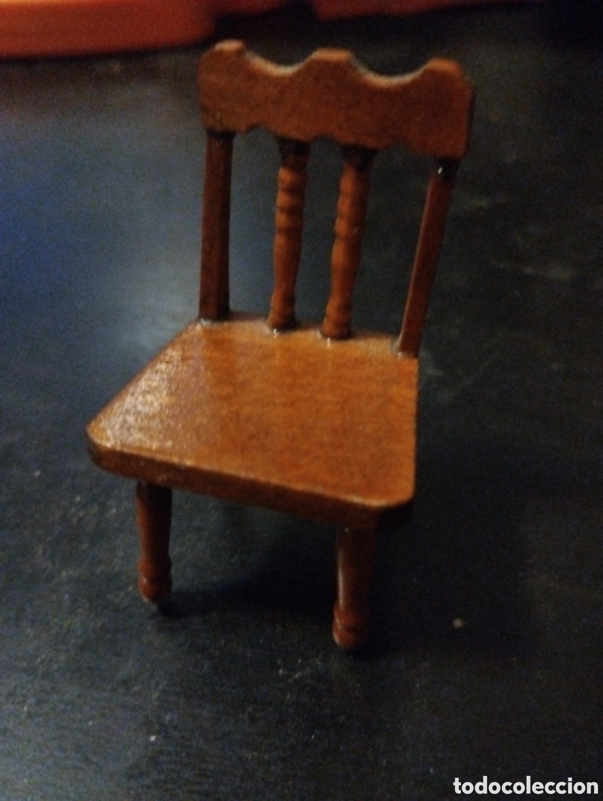 Casas de mu&ntilde;ecas: Silla de madera en miniatura para casa de mu&ntilde;ecas. 6cm - Foto 1