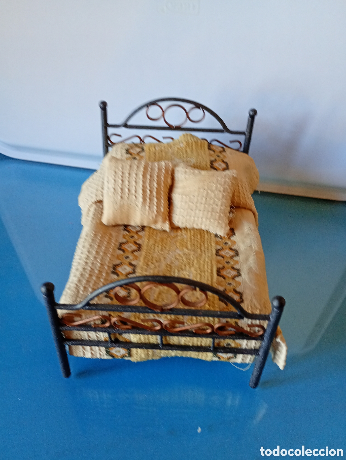 Casas de mu&ntilde;ecas: Dormitorio en miniatura,cama,mesillas etc - Foto 2