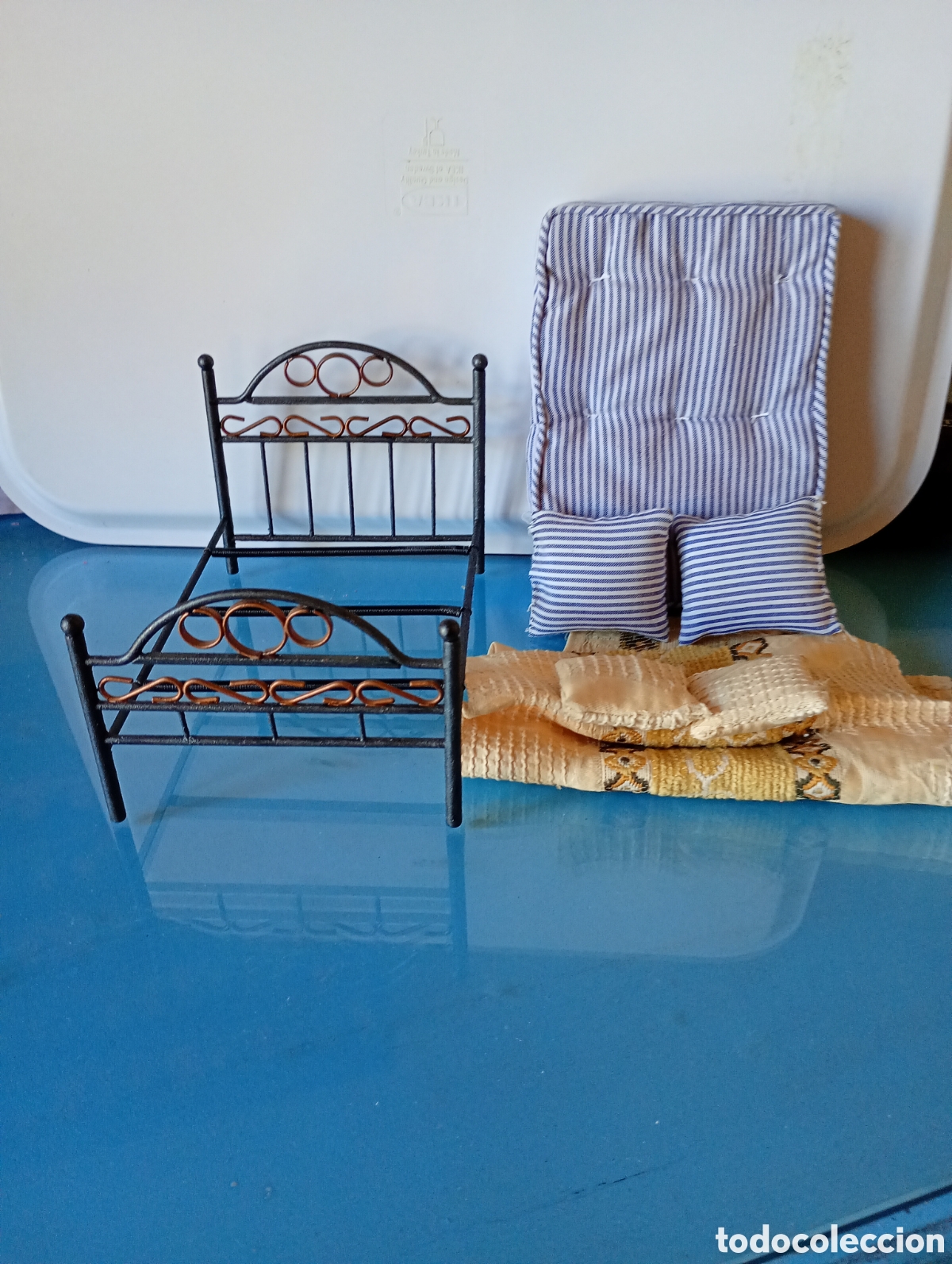 Casas de mu&ntilde;ecas: Dormitorio en miniatura,cama,mesillas etc - Foto 3