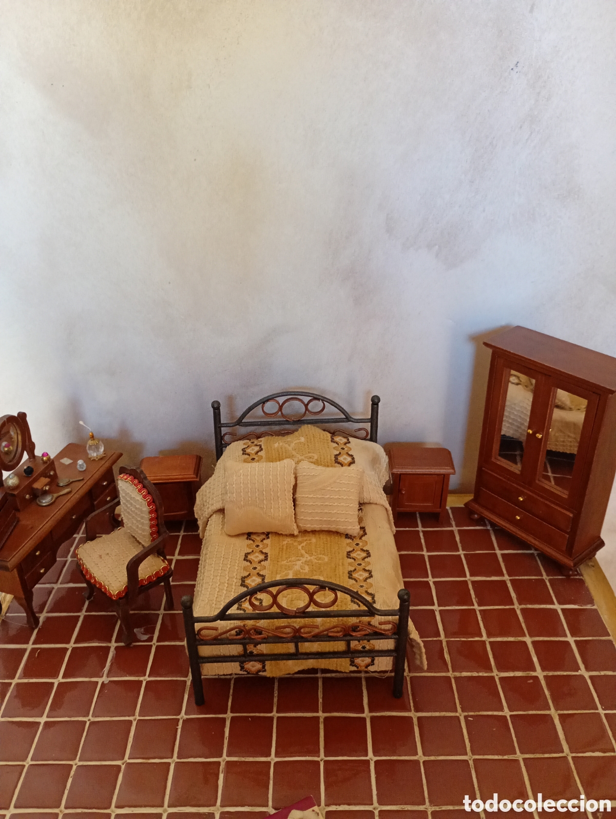 Casas de mu&ntilde;ecas: Dormitorio en miniatura,cama,mesillas etc - Foto 1