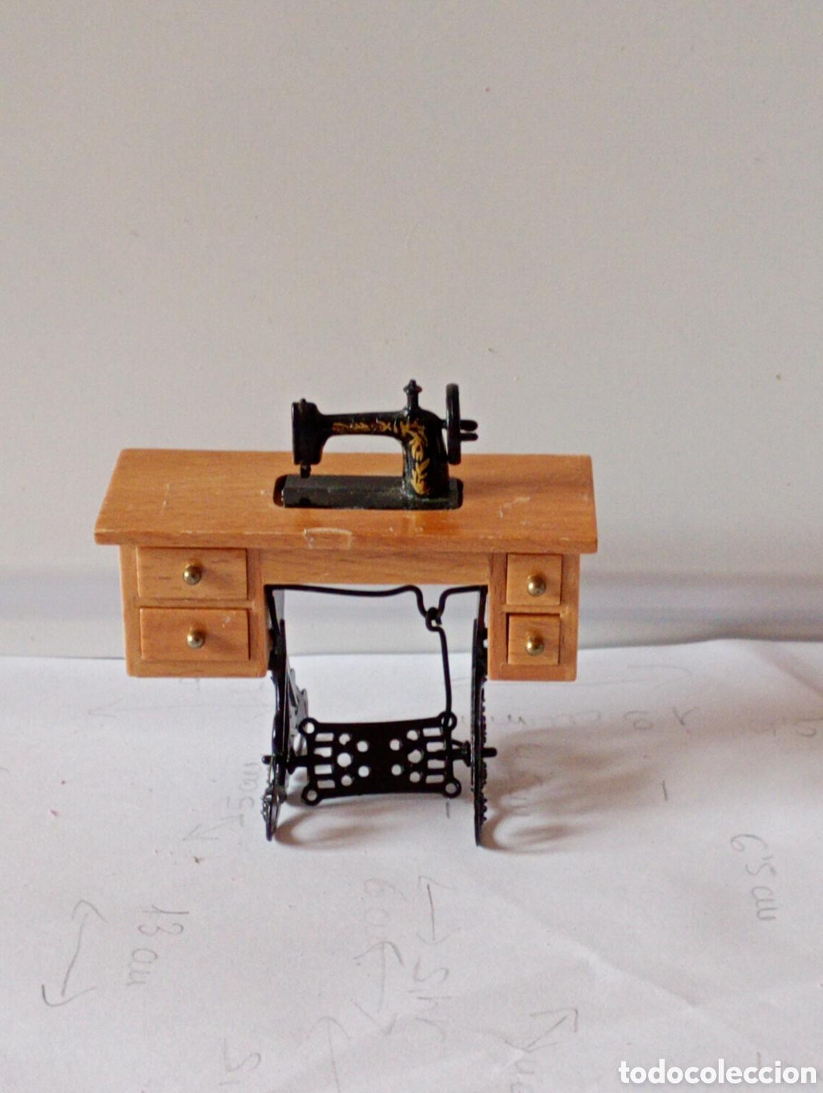 Casas de mu&ntilde;ecas: Maquina de coser en miniatura - Foto 1