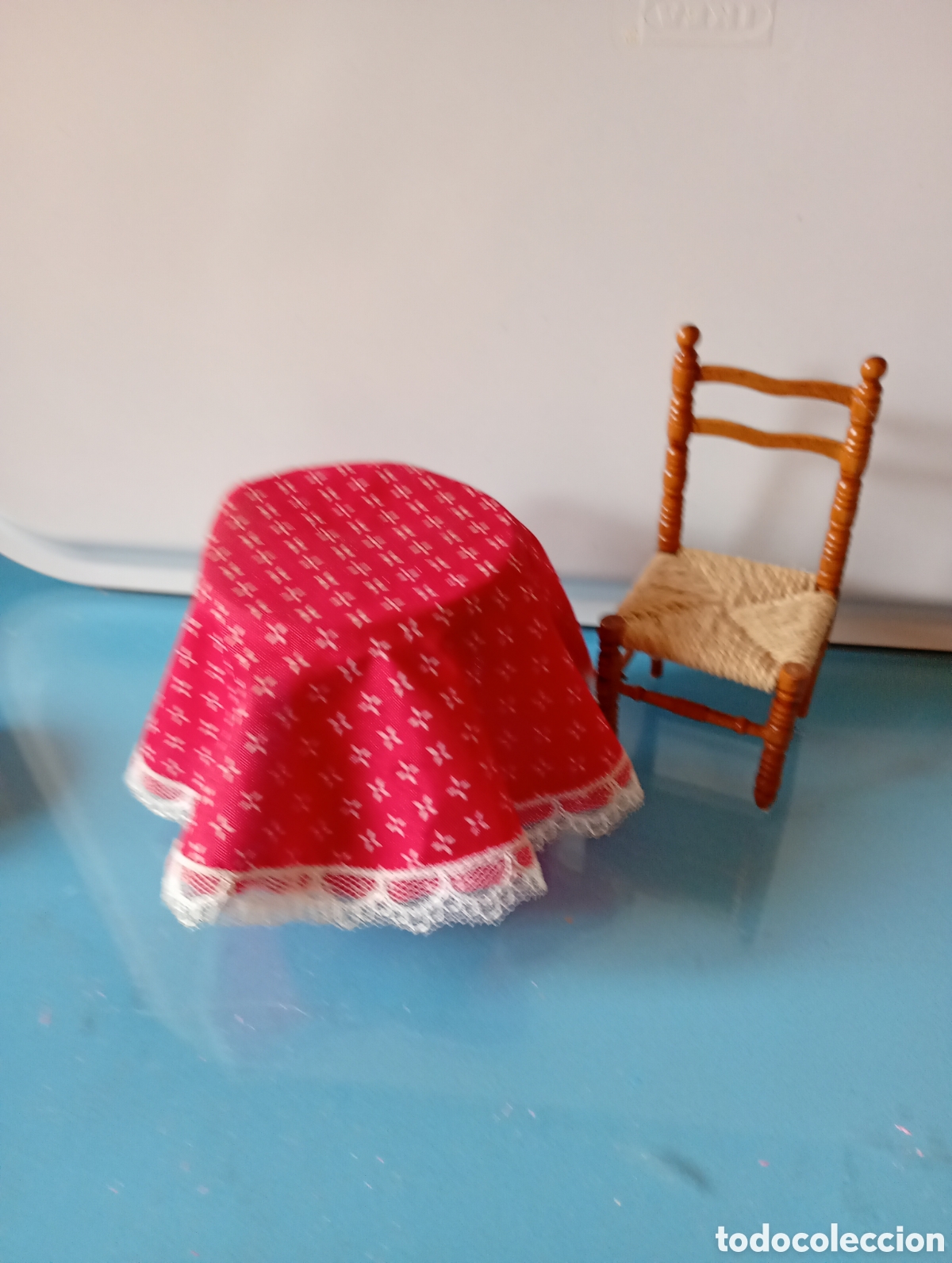 Casas de mu&ntilde;ecas: Mesa camilla y silla en miniatura - Foto 1