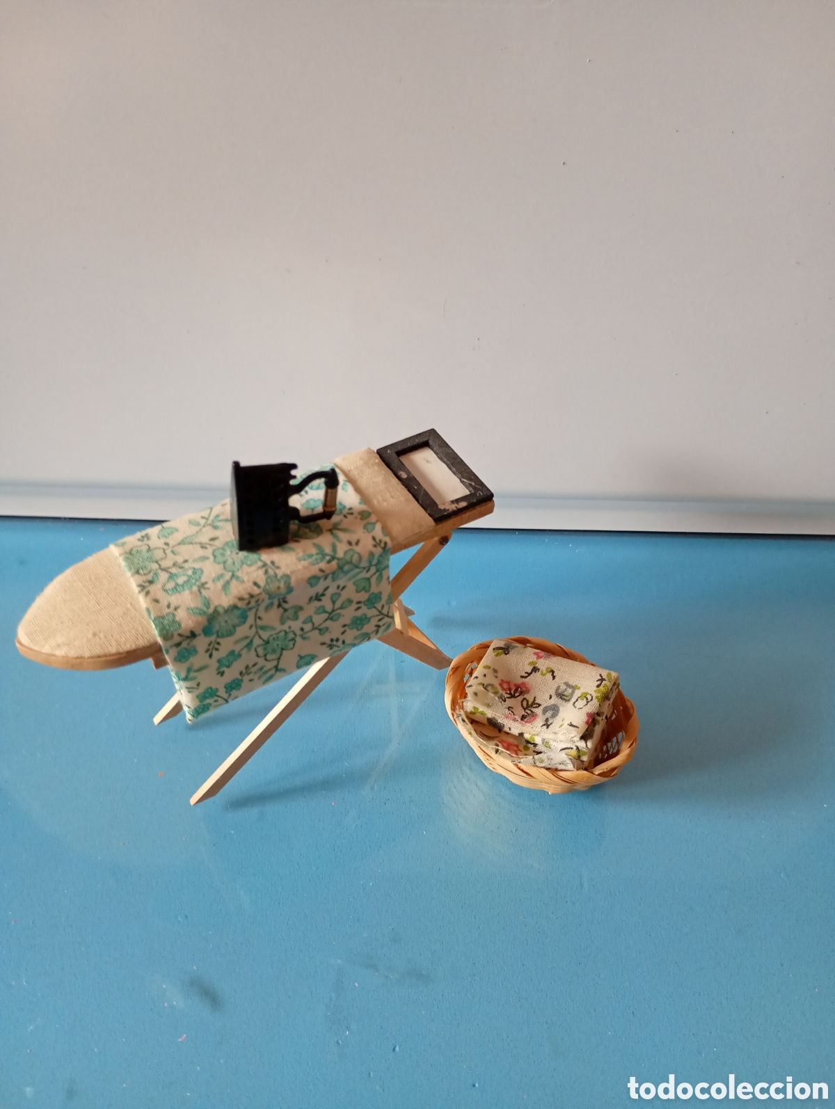 Casas de mu&ntilde;ecas: Tabla de planchar en miniatura - Foto 2