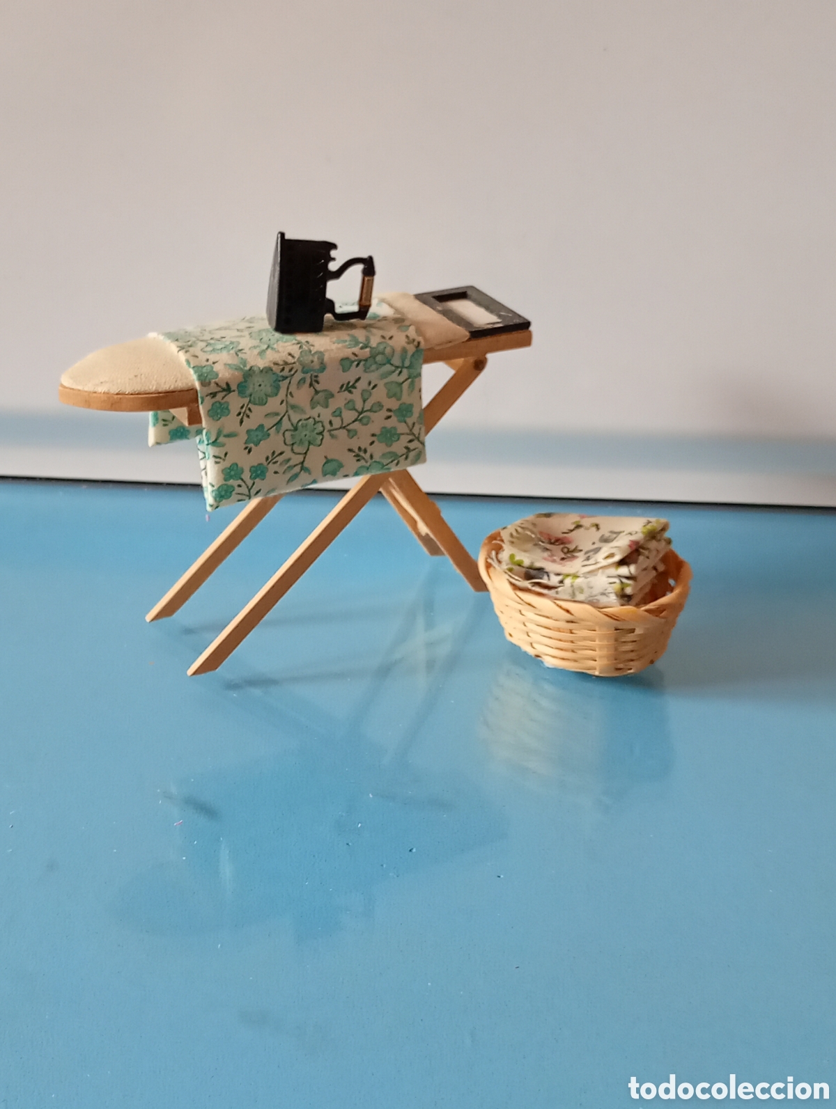 Casas de mu&ntilde;ecas: Tabla de planchar en miniatura - Foto 1