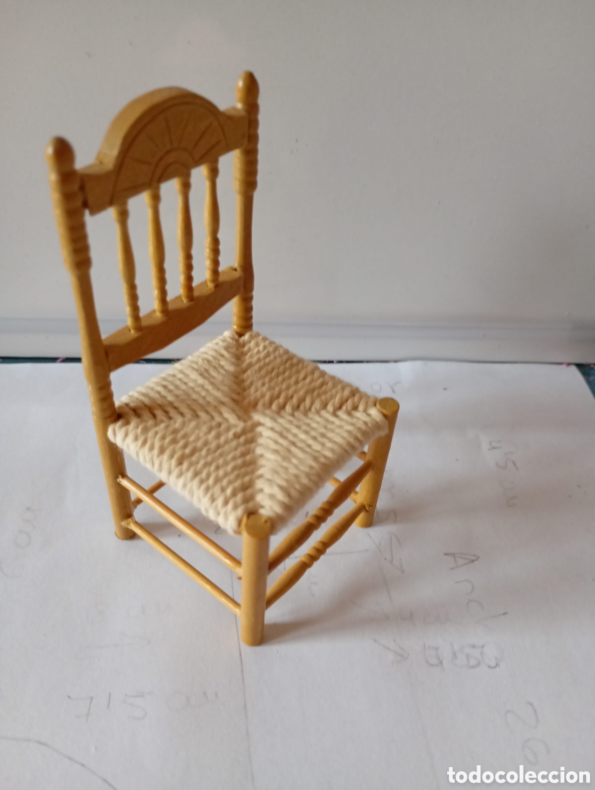 Casas de mu&ntilde;ecas: Silla de madera en miniatura - Foto 2