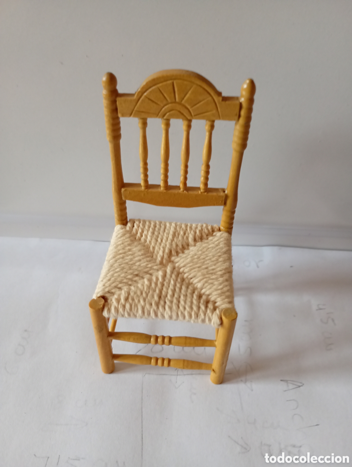 Casas de mu&ntilde;ecas: Silla de madera en miniatura - Foto 1