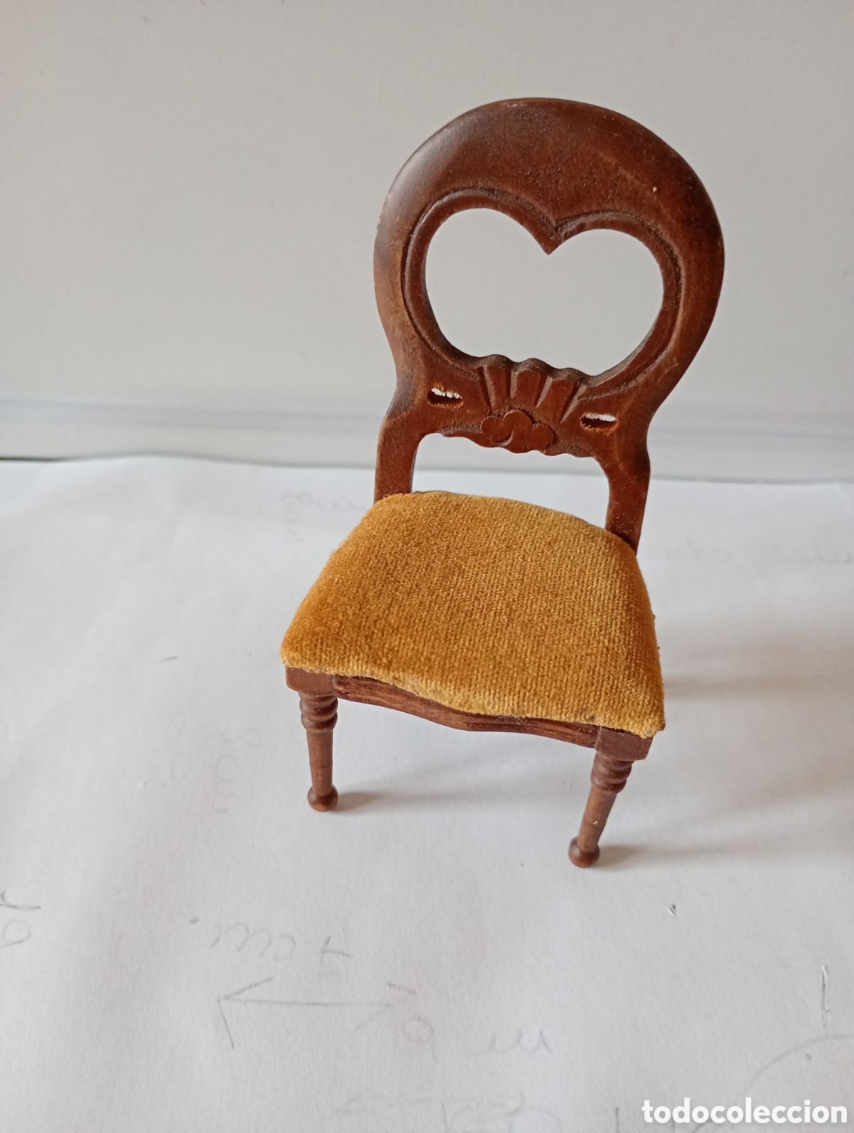 Casas de mu&ntilde;ecas: Silla de madera en miniatura - Foto 1