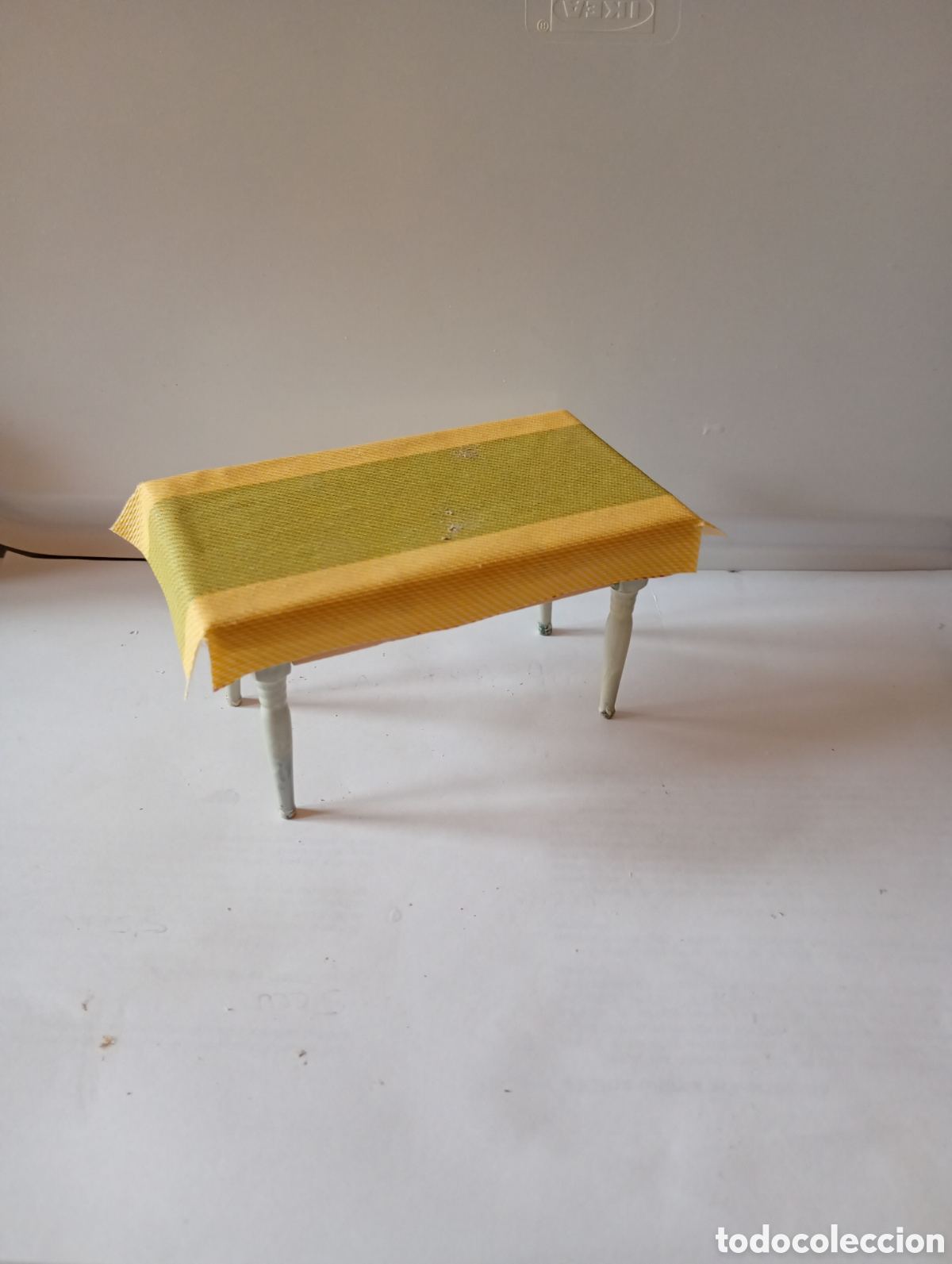 Casas de mu&ntilde;ecas: Mesa de cocina en miniatura - Foto 1