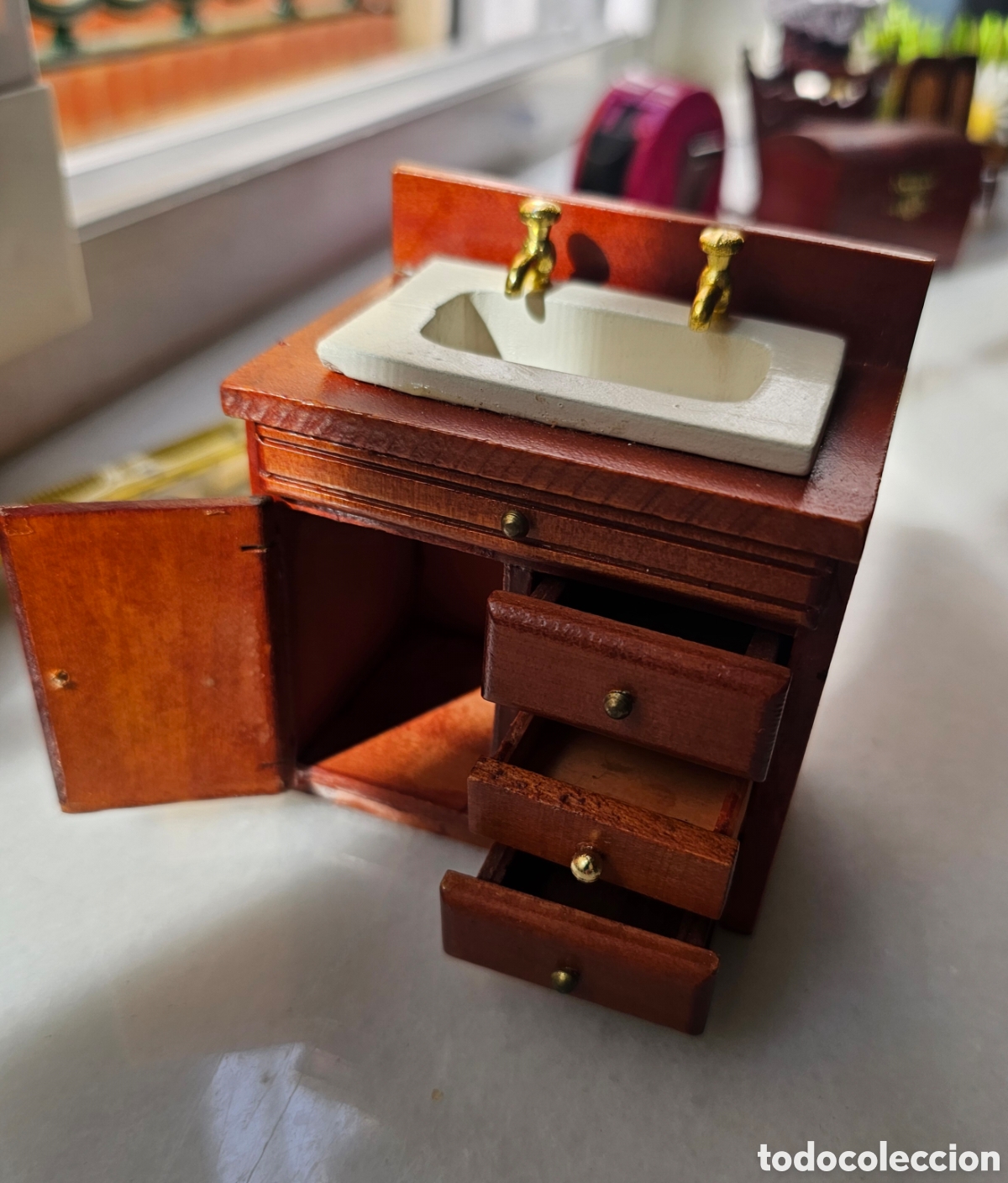 Casas de mu&ntilde;ecas: Lavabo de estilo cl&aacute;sico para casa de mu&ntilde;ecas - Foto 3