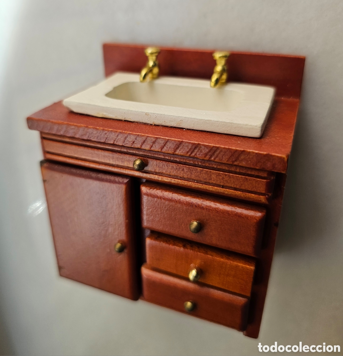 Casas de mu&ntilde;ecas: Lavabo de estilo cl&aacute;sico para casa de mu&ntilde;ecas - Foto 1