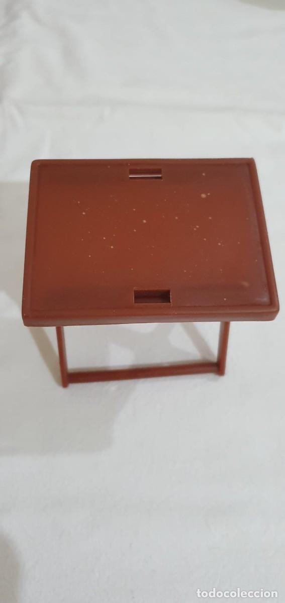 Casas de mu&ntilde;ecas: mesa mueble en miniatura - Foto 1