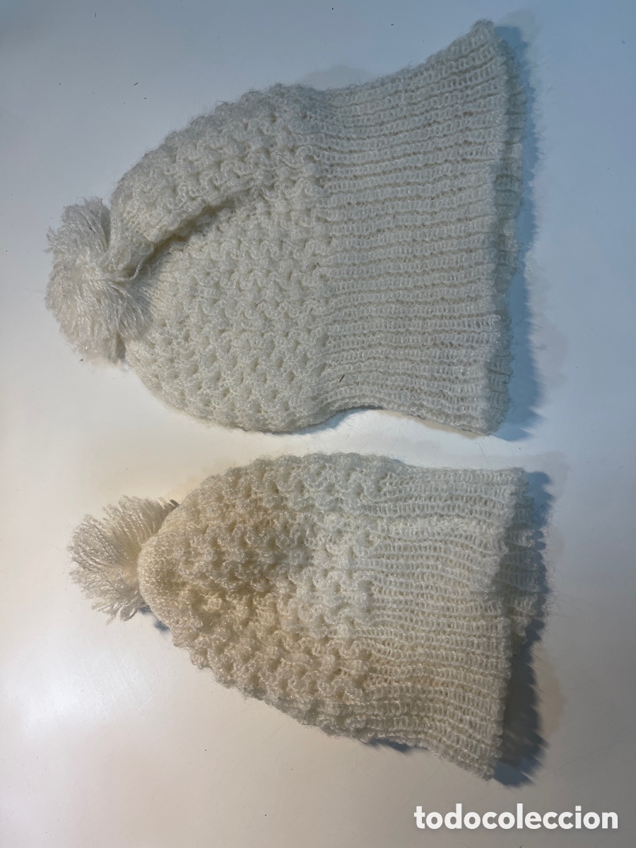 Casas de mu&ntilde;ecas: Set de dos gorros de punto blanco para mu&ntilde;ecas. - Foto 2