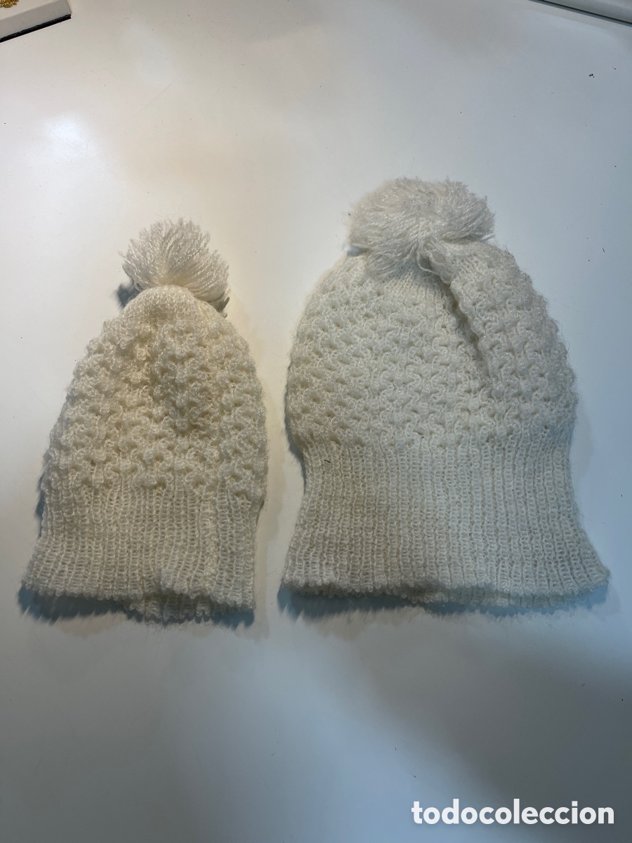 Casas de mu&ntilde;ecas: Set de dos gorros de punto blanco para mu&ntilde;ecas. - Foto 1