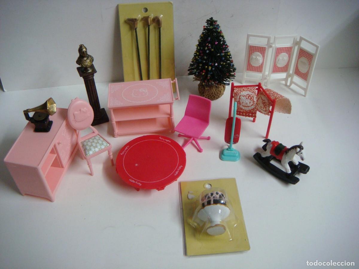 Casas de mu&ntilde;ecas: LOTE DE 14 MUEBLES DE HELLO KITY - Foto 1