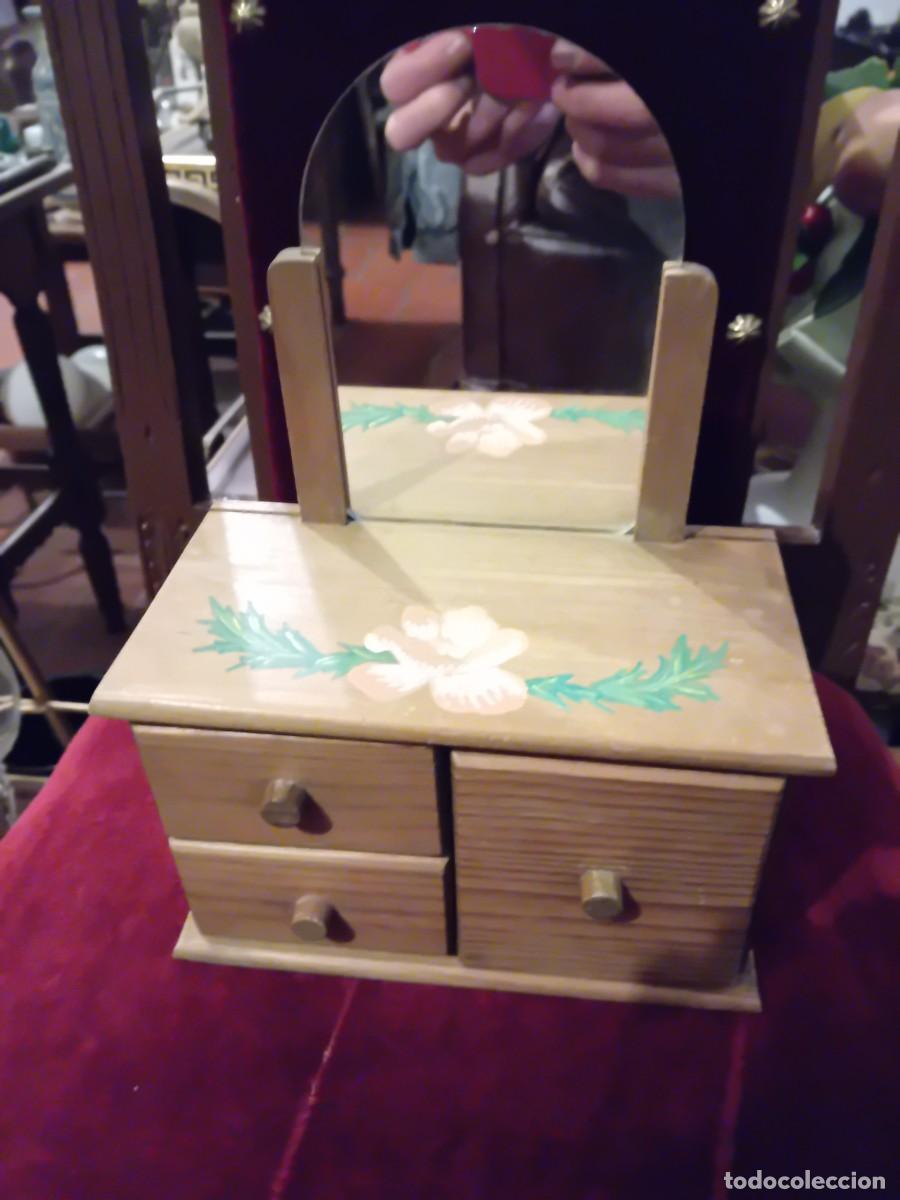 Casas de mu&ntilde;ecas: C&oacute;moda tocador de madera con flor pintada a mano - Foto 1