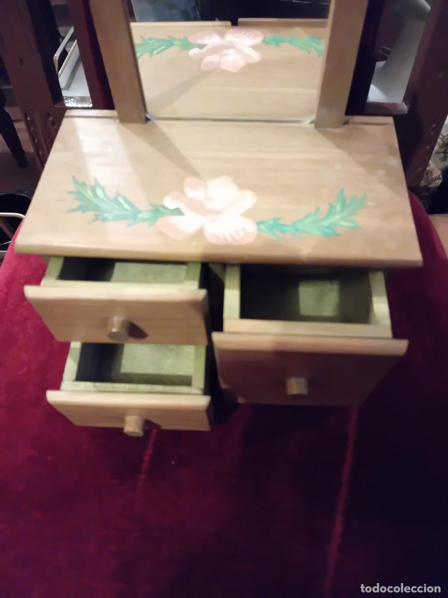 Casas de mu&ntilde;ecas: C&oacute;moda tocador de madera con flor pintada a mano - Foto 2