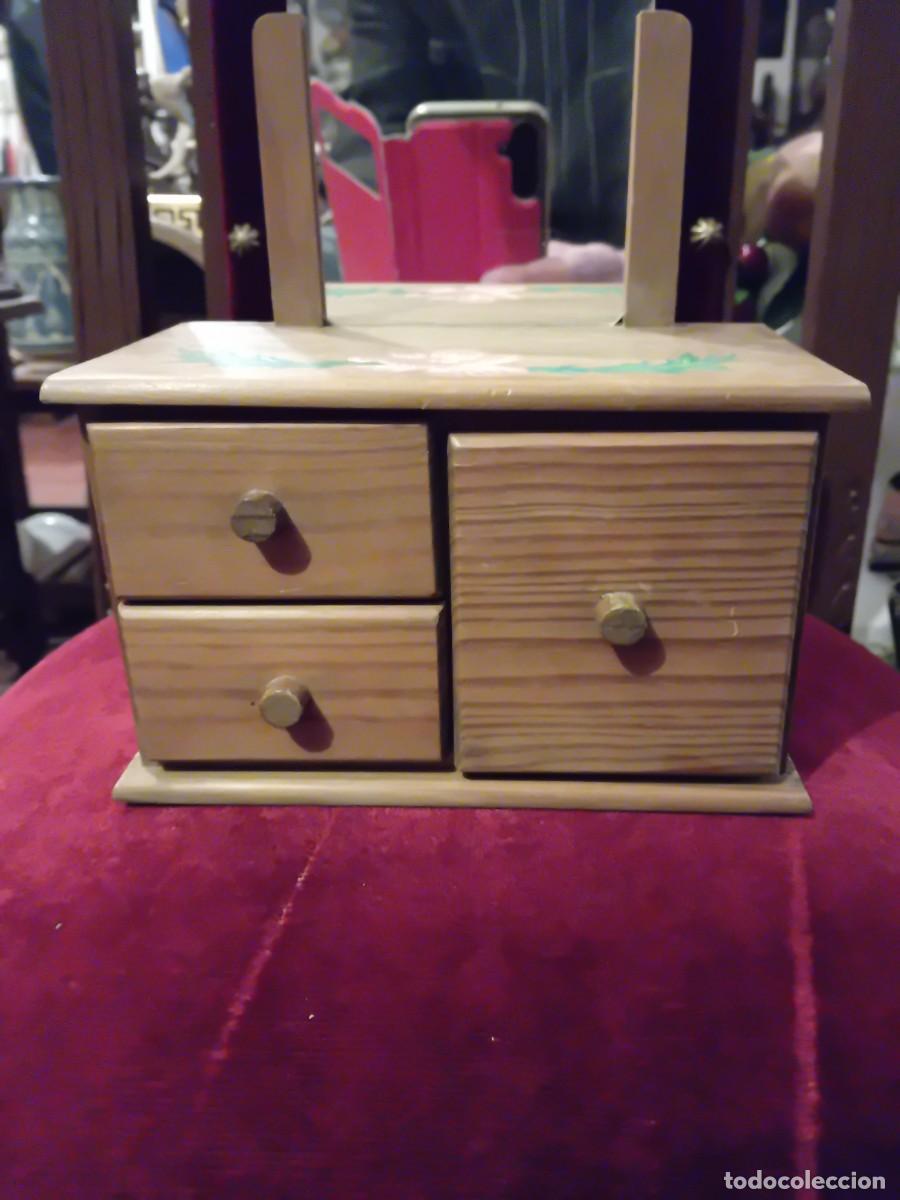Casas de mu&ntilde;ecas: C&oacute;moda tocador de madera con flor pintada a mano - Foto 3