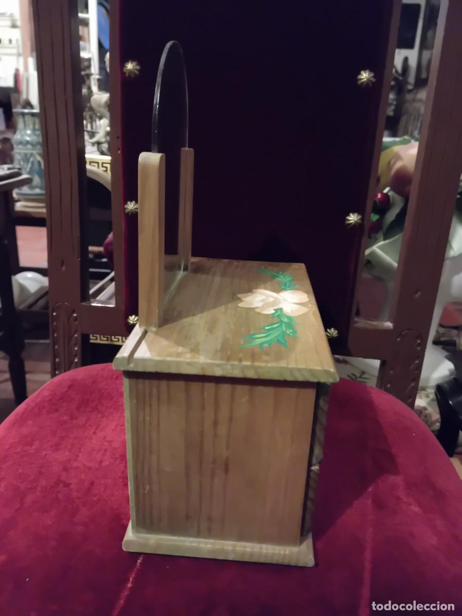 Casas de mu&ntilde;ecas: C&oacute;moda tocador de madera con flor pintada a mano - Foto 4