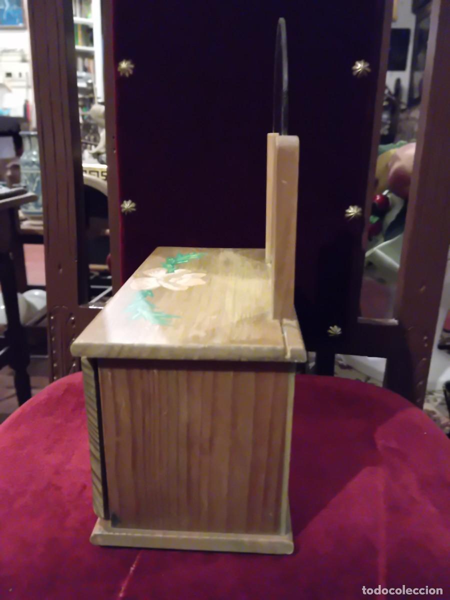 Casas de mu&ntilde;ecas: C&oacute;moda tocador de madera con flor pintada a mano - Foto 6