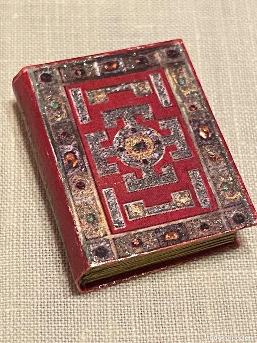 Casas de mu&ntilde;ecas: Libro medieval religioso en miniatura para casa de mu&ntilde;ecas - Foto 1