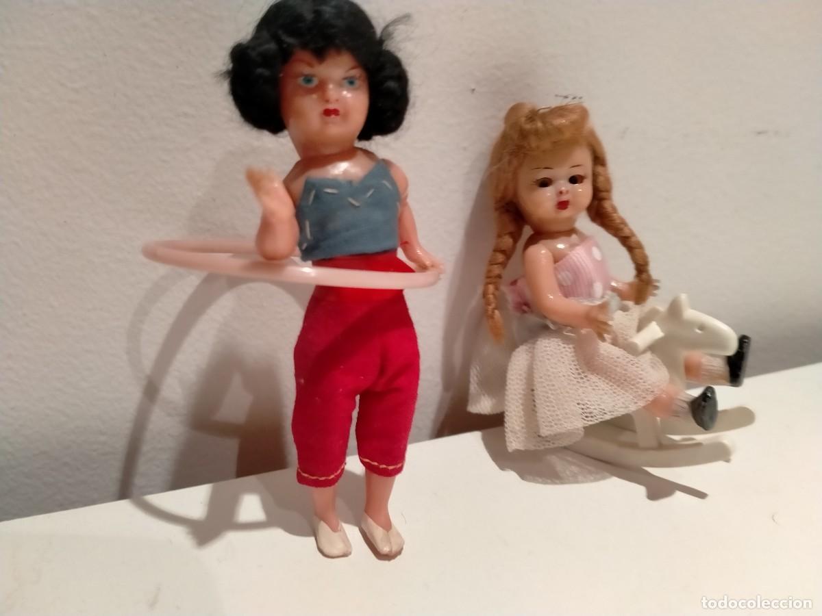 Casas de mu&ntilde;ecas: Dos mu&ntilde;equitas de celuloide articuladas jugando - Foto 3
