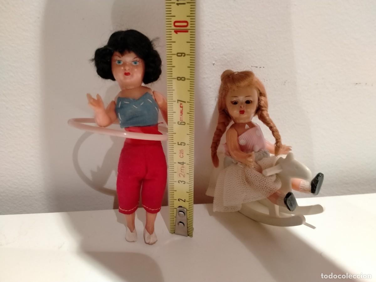 Casas de mu&ntilde;ecas: Dos mu&ntilde;equitas de celuloide articuladas jugando - Foto 4