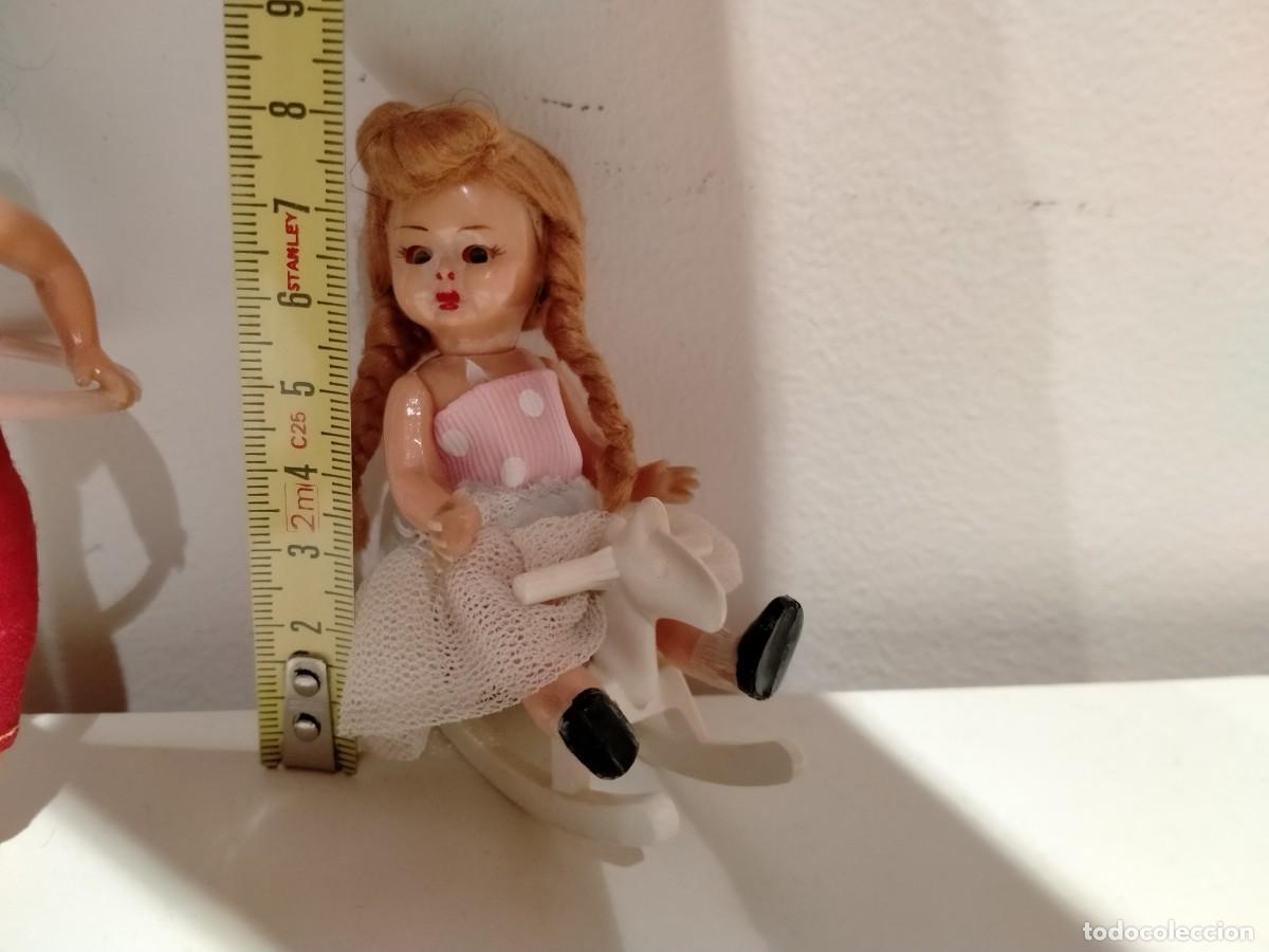 Casas de mu&ntilde;ecas: Dos mu&ntilde;equitas de celuloide articuladas jugando - Foto 5
