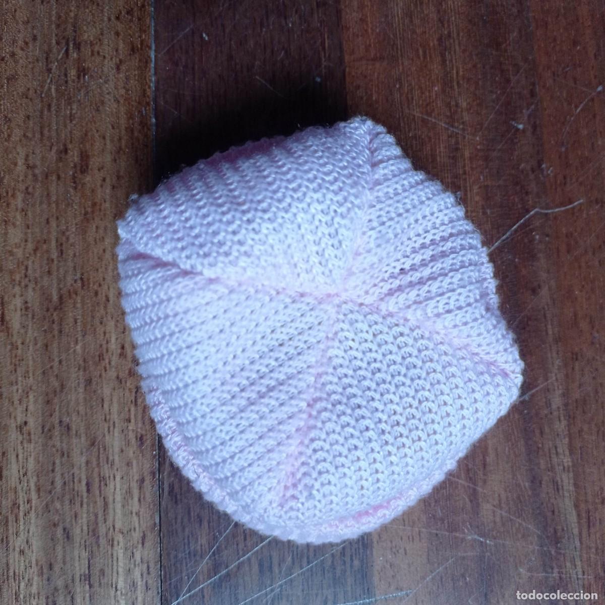Casas de mu&ntilde;ecas: GORRO MU&Ntilde;ECA COLOR ROSA DE PUNTO - Foto 2