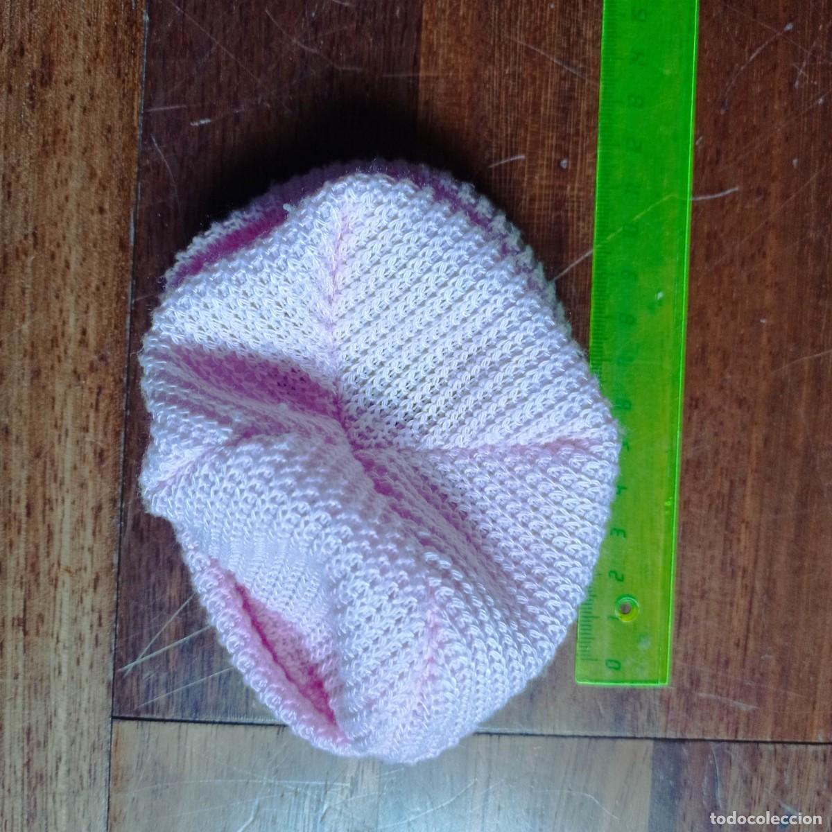 Casas de mu&ntilde;ecas: GORRO MU&Ntilde;ECA COLOR ROSA DE PUNTO - Foto 3