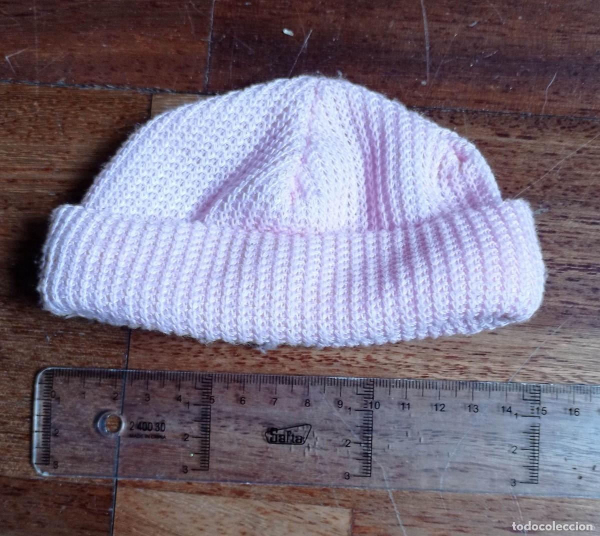 Casas de mu&ntilde;ecas: GORRO MU&Ntilde;ECA COLOR ROSA DE PUNTO - Foto 1
