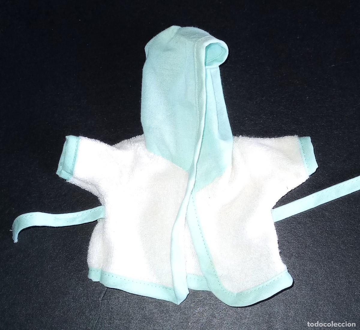 Casas de mu&ntilde;ecas: ROPA DE MU&Ntilde;ECO/A - ALBORNOZ AZUL Y BLANCO - Foto 1